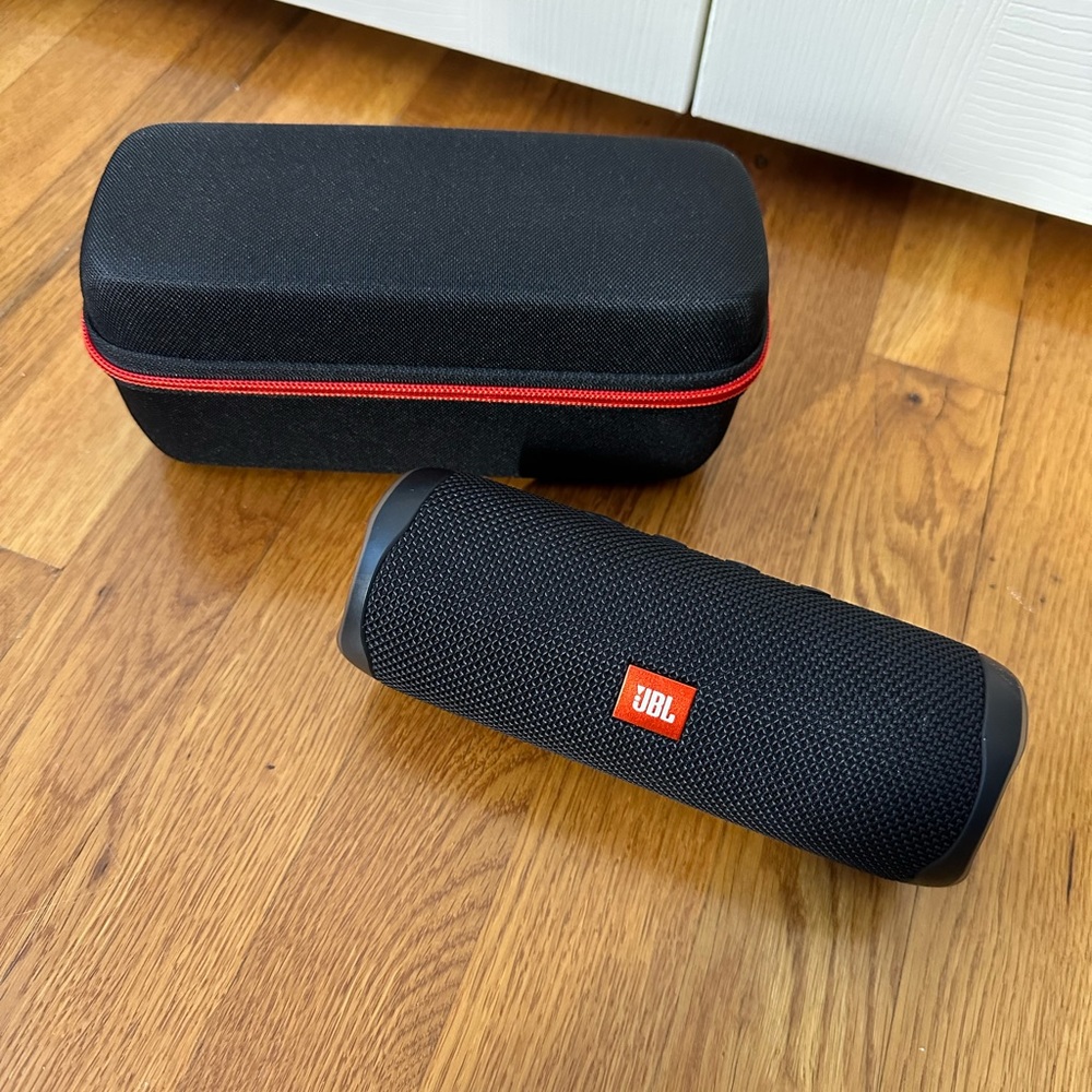 Jbl Flip 5 Waterproof portable Speaker with case